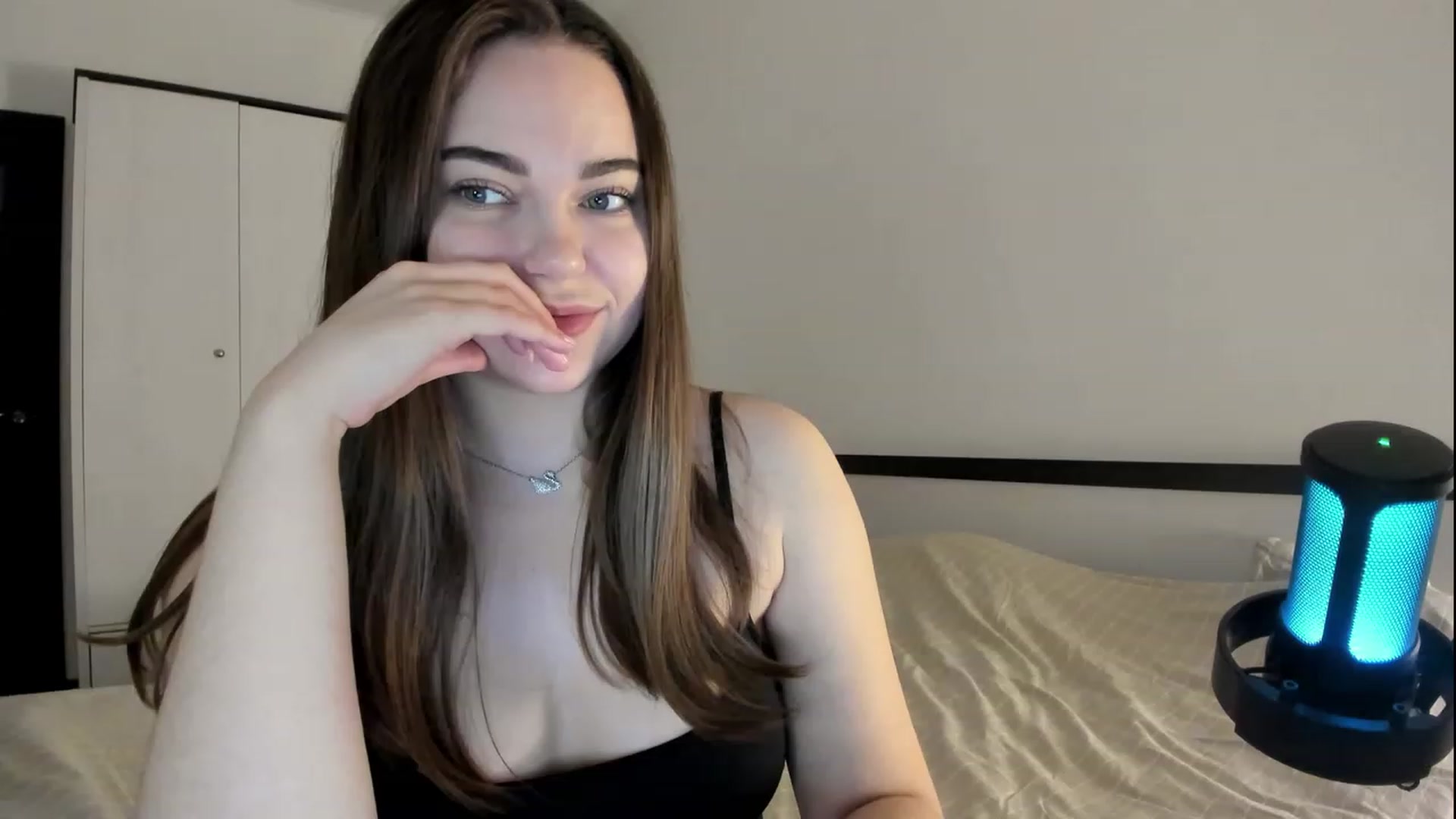 Gallery image thumbnail from BeeTheQueen's myfreecams stream on, 05/15/2023, 20:22 image 16 of 20