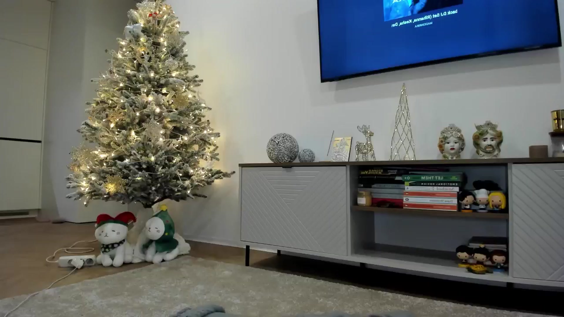 Gallery image thumbnail from BeeTheQueen's myfreecams stream on, 12/19/2025, 16:39 image 6 of 20