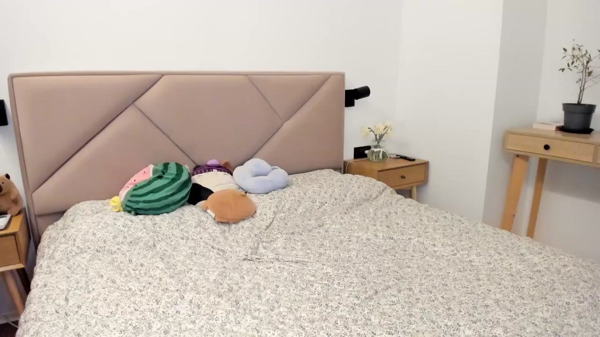 Gallery image thumbnail from BeeTheQueen's myfreecams stream on, 04/06/2026, 19:41 image 2 of 20