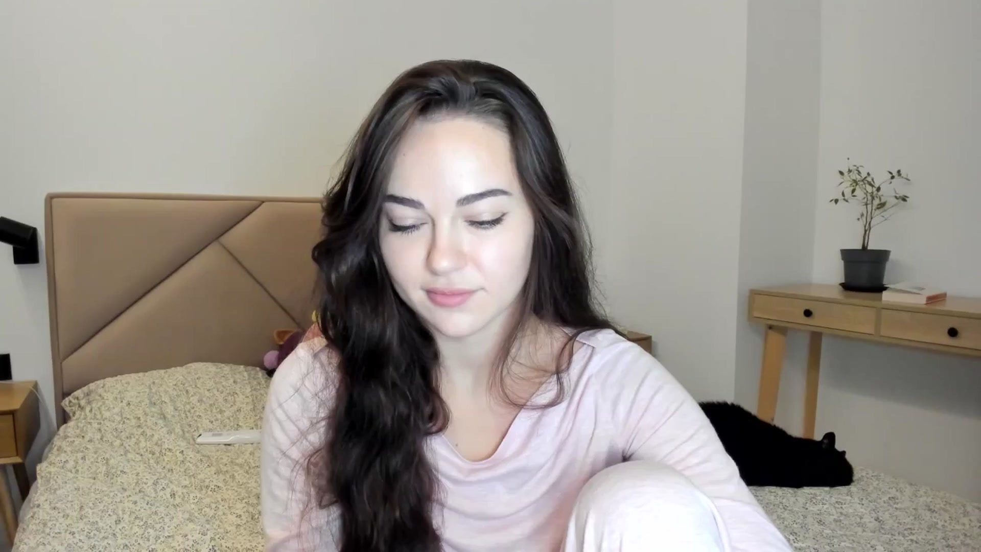 Gallery image thumbnail from BeeTheQueen's myfreecams stream on, 04/14/2026, 19:14 image 6 of 20