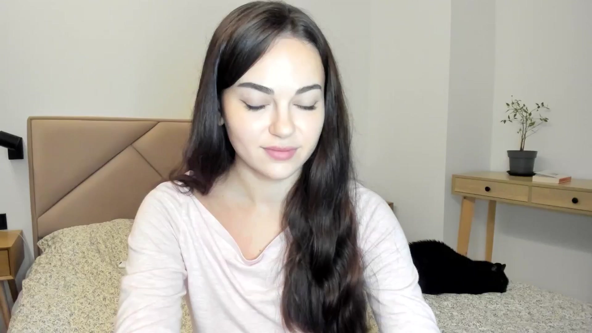 Gallery image thumbnail from BeeTheQueen's myfreecams stream on, 04/14/2026, 19:14 image 2 of 20