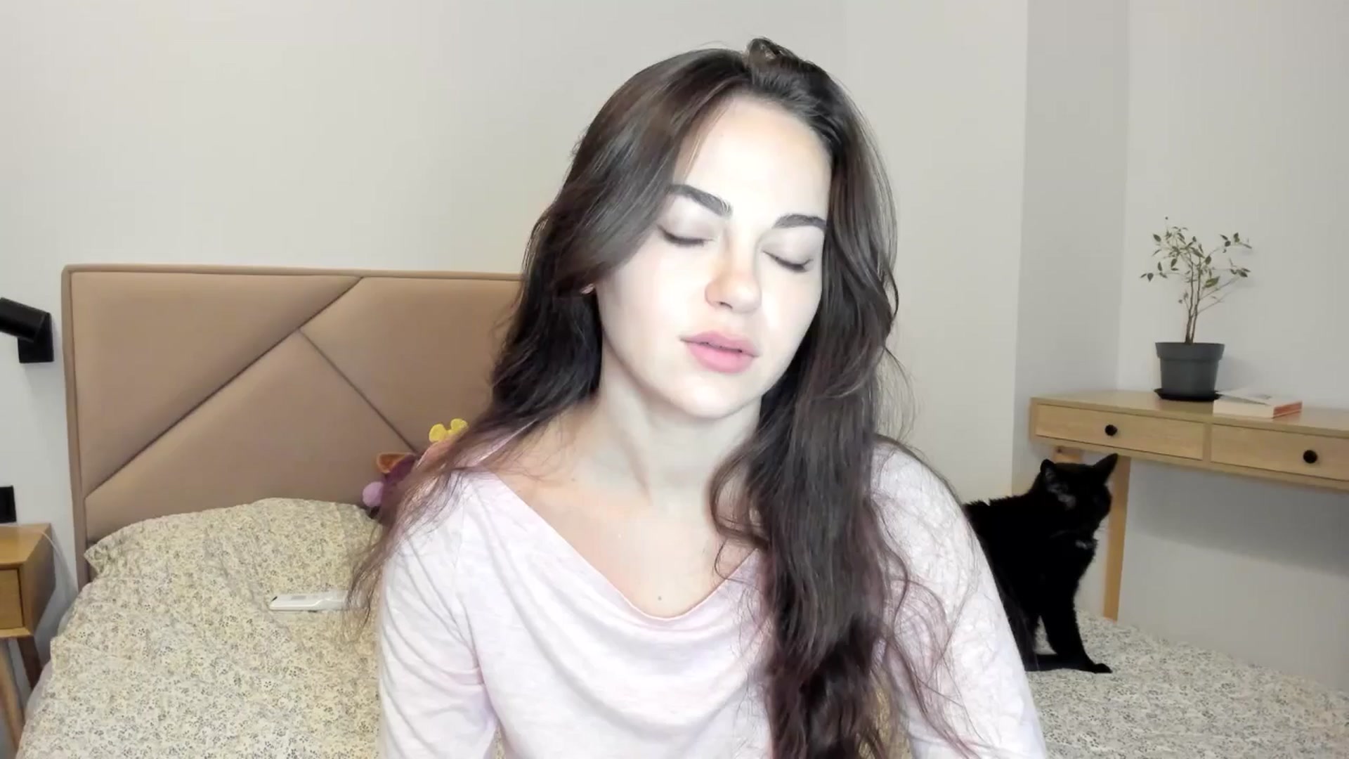Gallery image thumbnail from BeeTheQueen's myfreecams stream on, 04/14/2026, 19:14 image 7 of 20