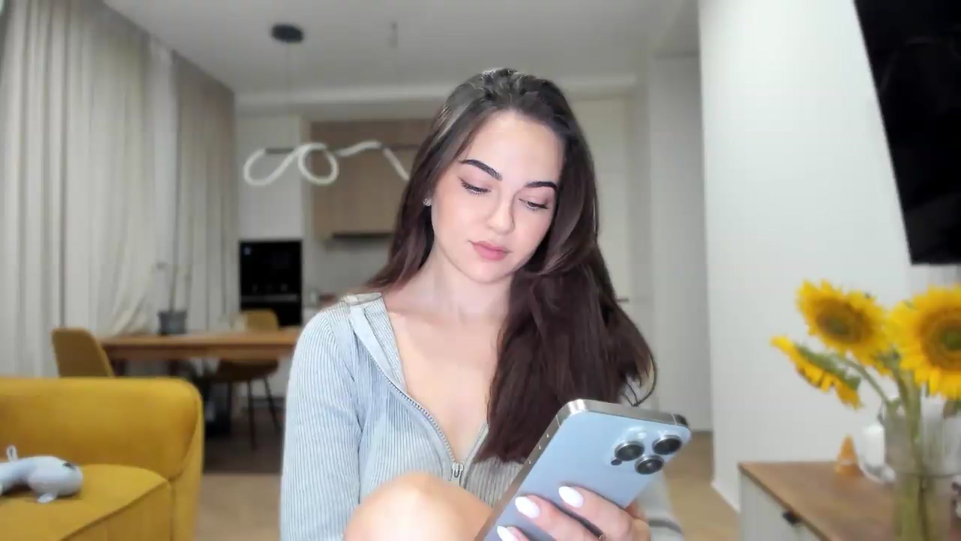 Gallery image thumbnail from BeeTheQueen's myfreecams stream on, 08/05/2026, 19:04 image 10 of 20