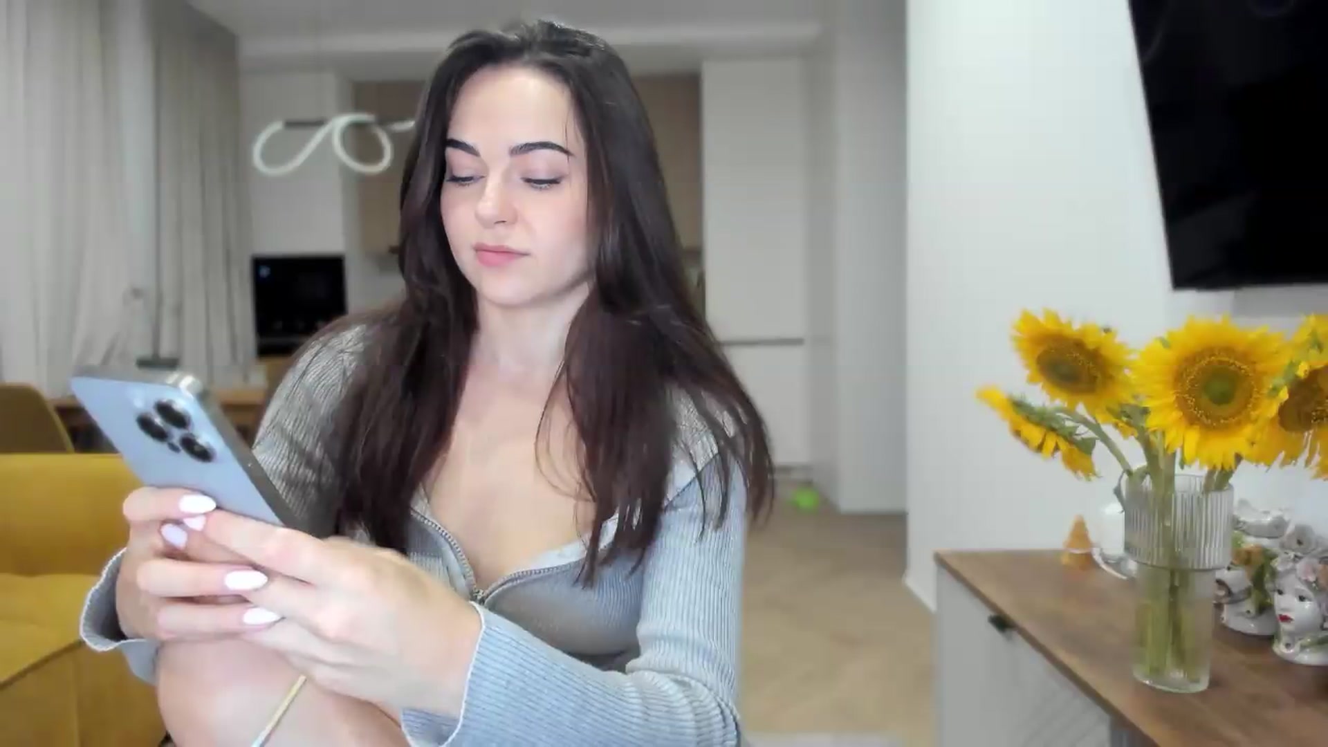Gallery image thumbnail from BeeTheQueen's myfreecams stream on, 08/05/2026, 21:02 image 20 of 20