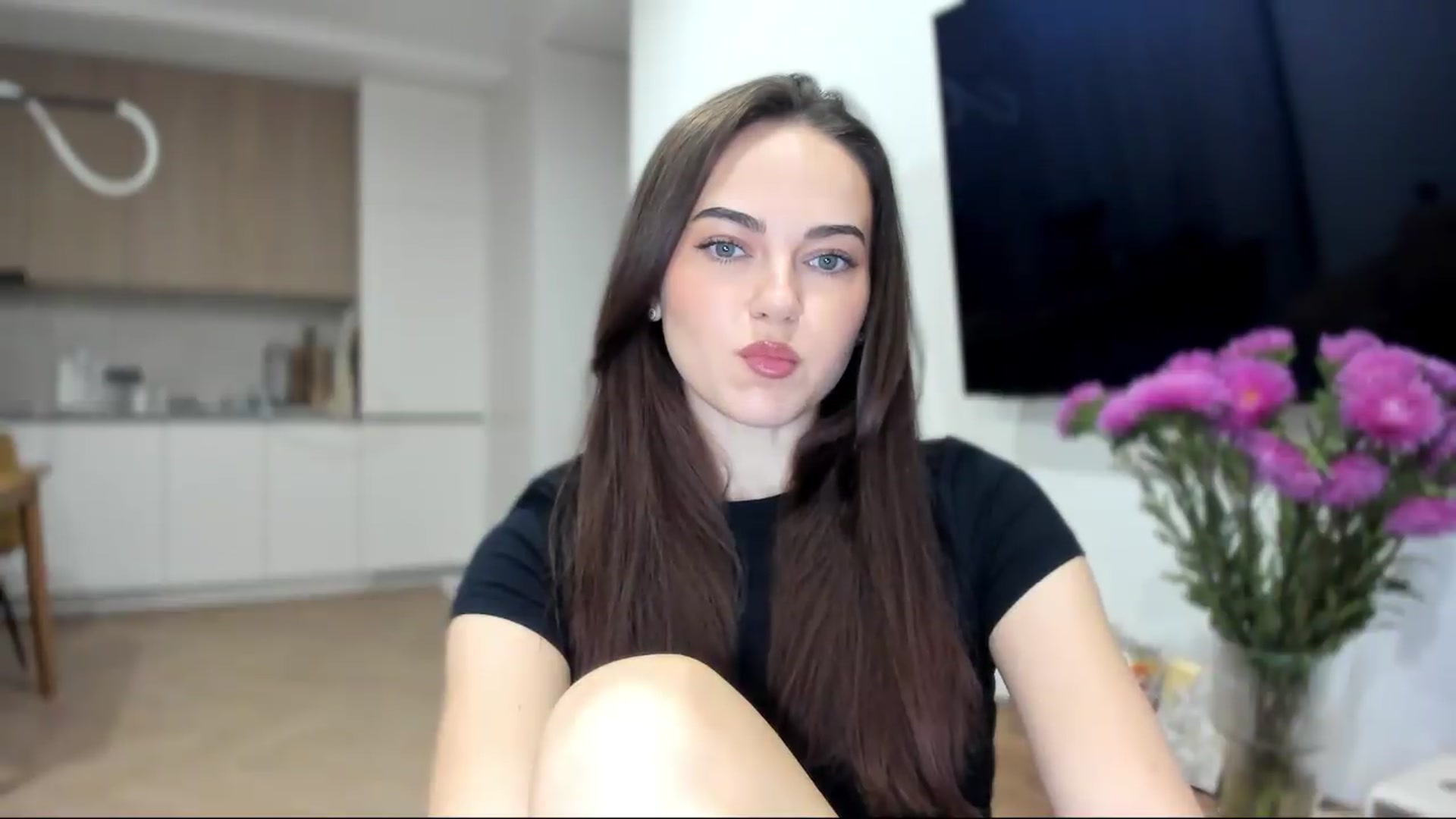Gallery image thumbnail from BeeTheQueen's myfreecams stream on, 08/31/2026, 18:07 image 14 of 20