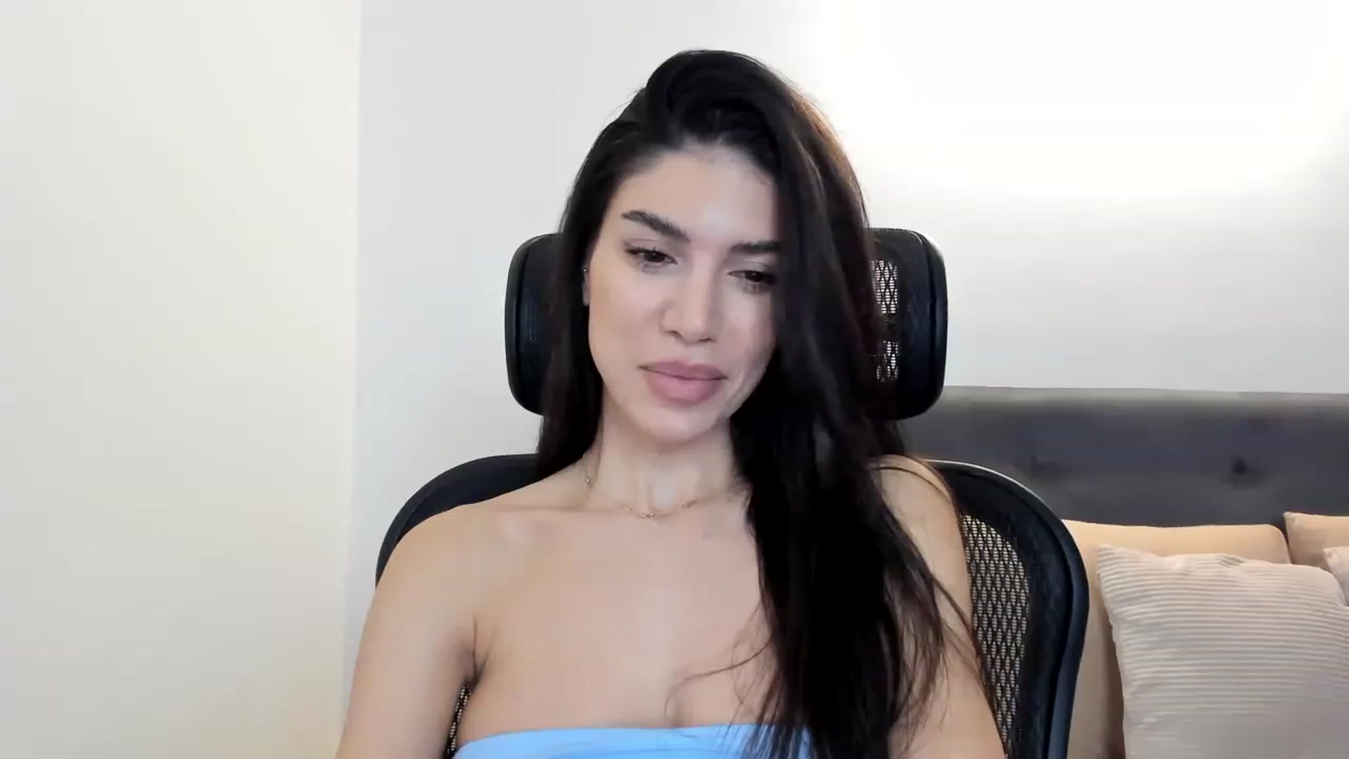Gallery image thumbnail from Bee_Bee's myfreecams stream on, 12/12/2022, 22:15 image 4 of 20