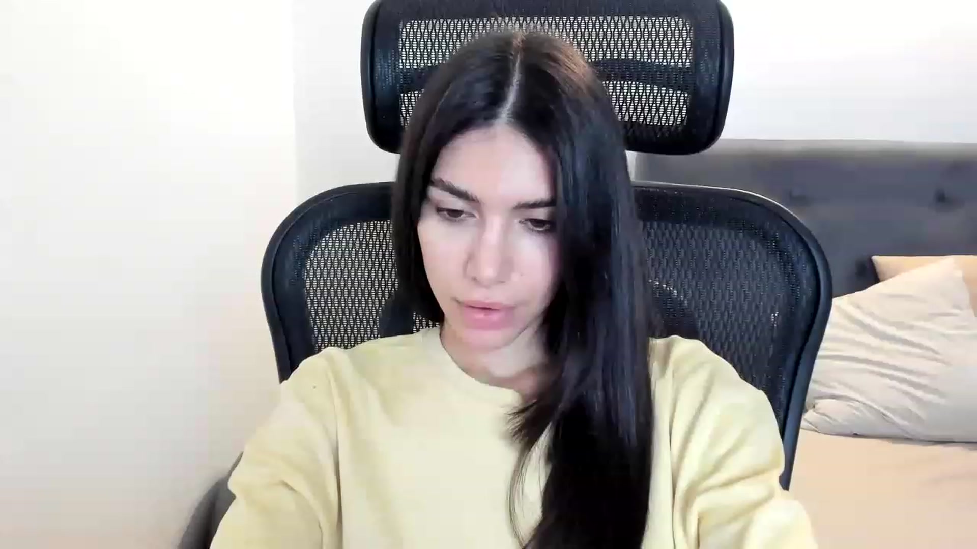 Gallery image thumbnail from Bee_Bee's myfreecams stream on, 12/18/2022, 21:45 image 17 of 20