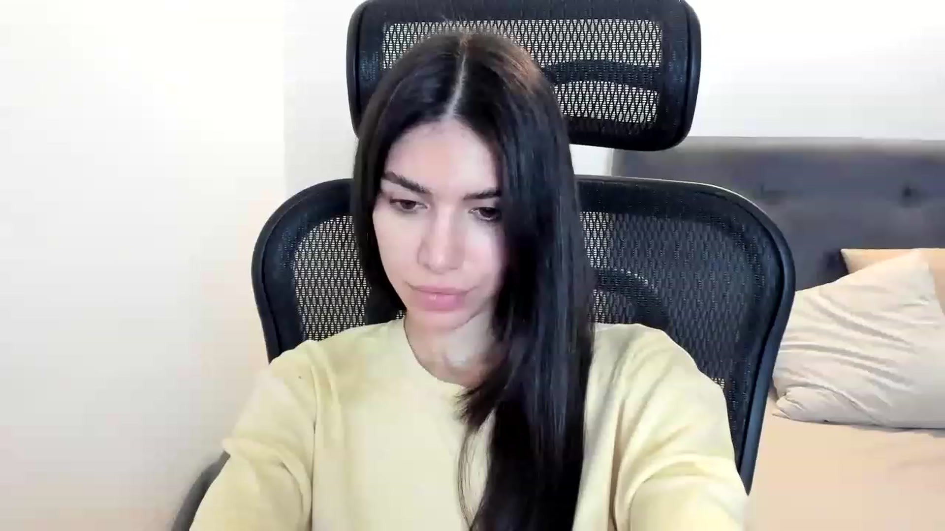 Gallery image thumbnail from Bee_Bee's myfreecams stream on, 12/18/2022, 21:45 image 16 of 20