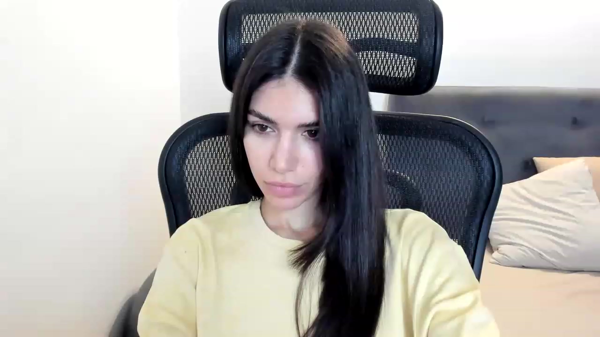 Gallery image thumbnail from Bee_Bee's myfreecams stream on, 12/18/2022, 21:45 image 18 of 20