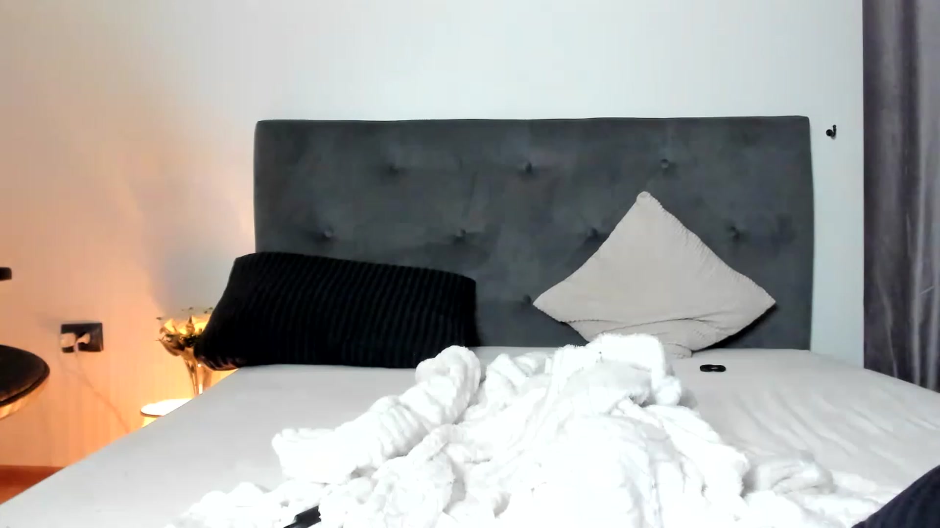 Gallery image thumbnail from Bee_Bee's myfreecams stream on, 12/21/2022, 24:33 image 4 of 20