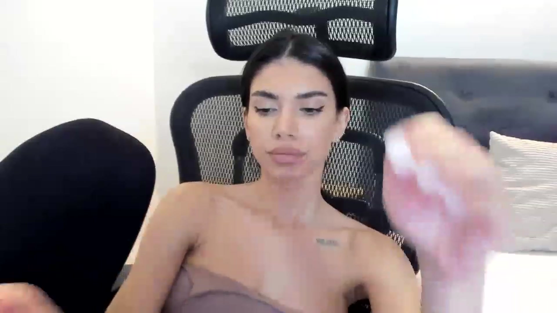 Gallery image thumbnail from Bee_Bee's myfreecams stream on, 12/23/2022, 21:43 image 11 of 20
