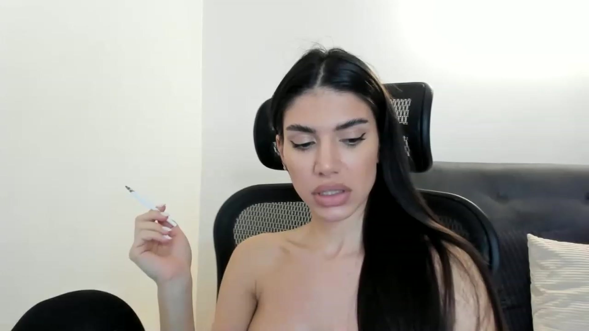 Gallery image thumbnail from Bee_Bee's myfreecams stream on, 12/23/2022, 21:43 image 8 of 20