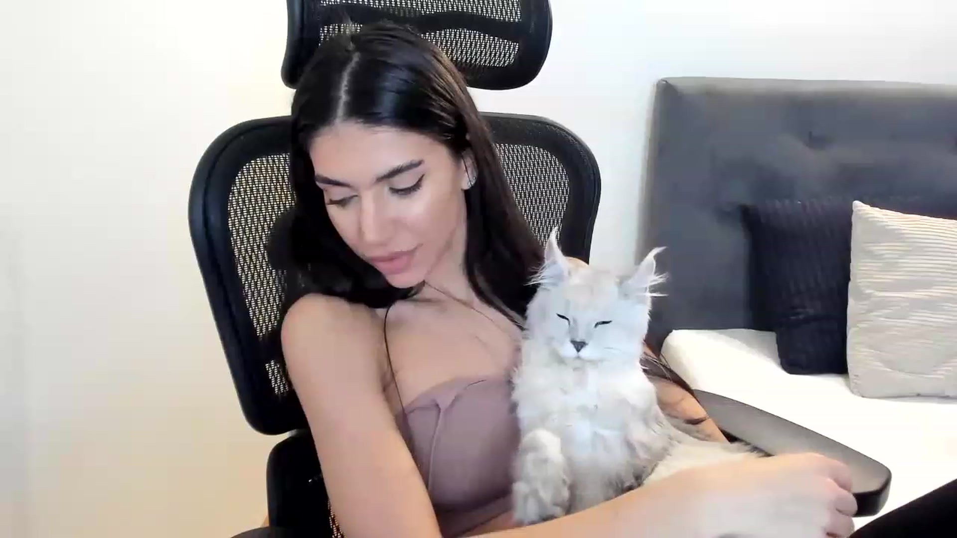 Gallery image thumbnail from Bee_Bee's myfreecams stream on, 12/23/2022, 21:43 image 10 of 20