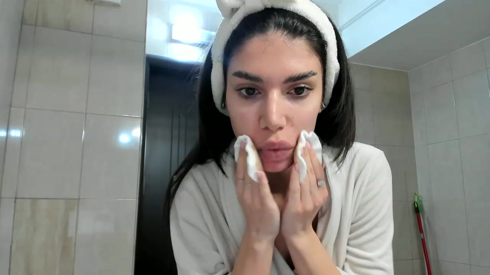 Gallery image thumbnail from Bee_Bee's myfreecams stream on, 03/14/2023, 22:19 image 3 of 20
