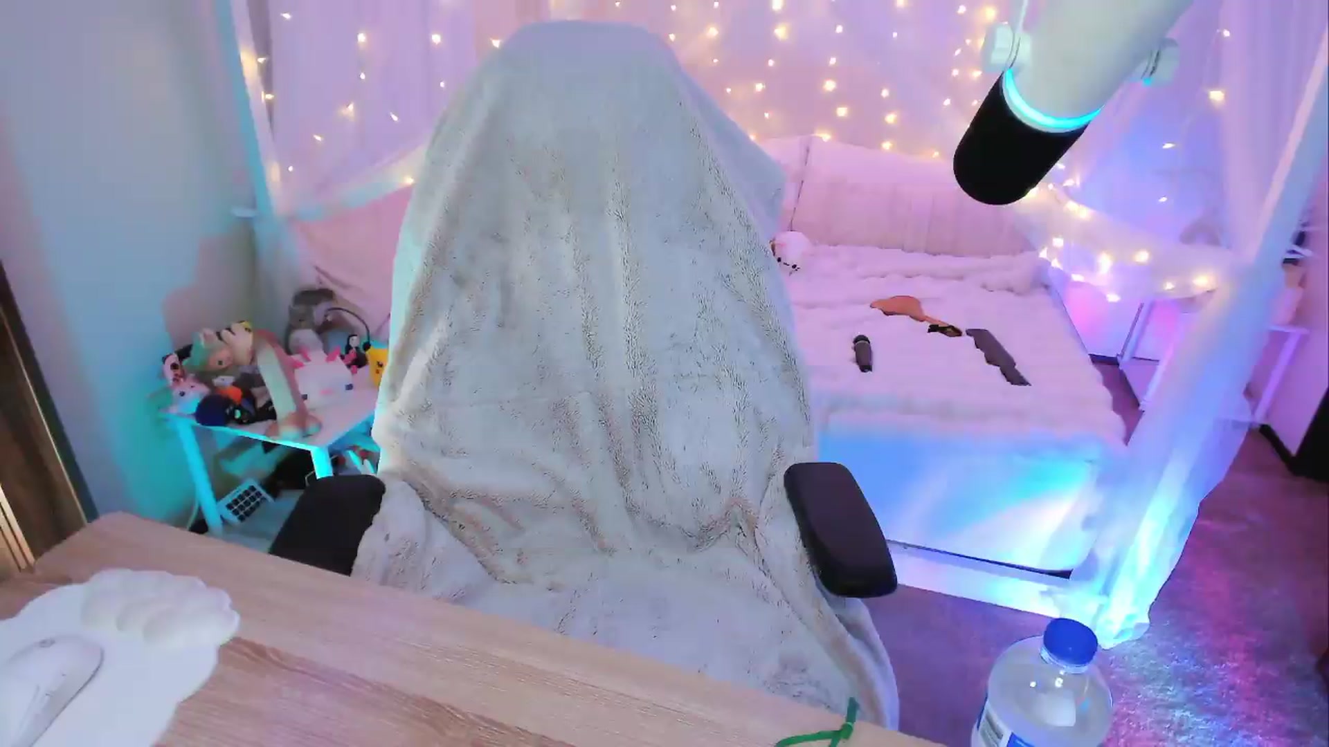 Gallery image thumbnail from Beeswrld's myfreecams stream on, 08/23/2026, 04:21 image 6 of 20