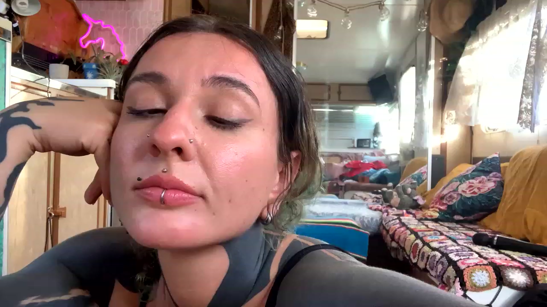 Gallery image thumbnail from Belen_O's myfreecams stream on, 12/17/2022, 08:46 image 7 of 20
