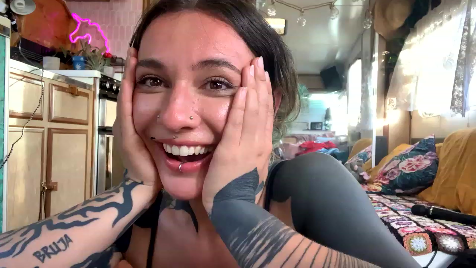 Gallery image thumbnail from Belen_O's myfreecams stream on, 12/17/2022, 08:46 image 10 of 20