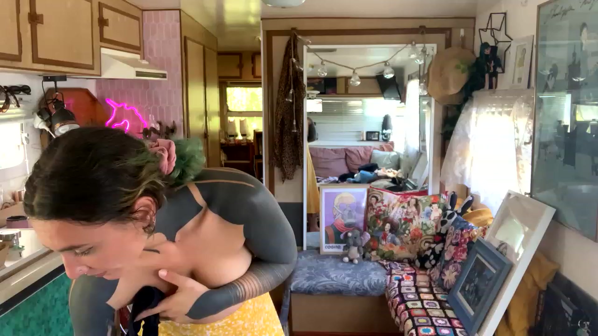 Gallery image thumbnail from Belen_O's myfreecams stream on, 12/19/2022, 05:37 image 6 of 20