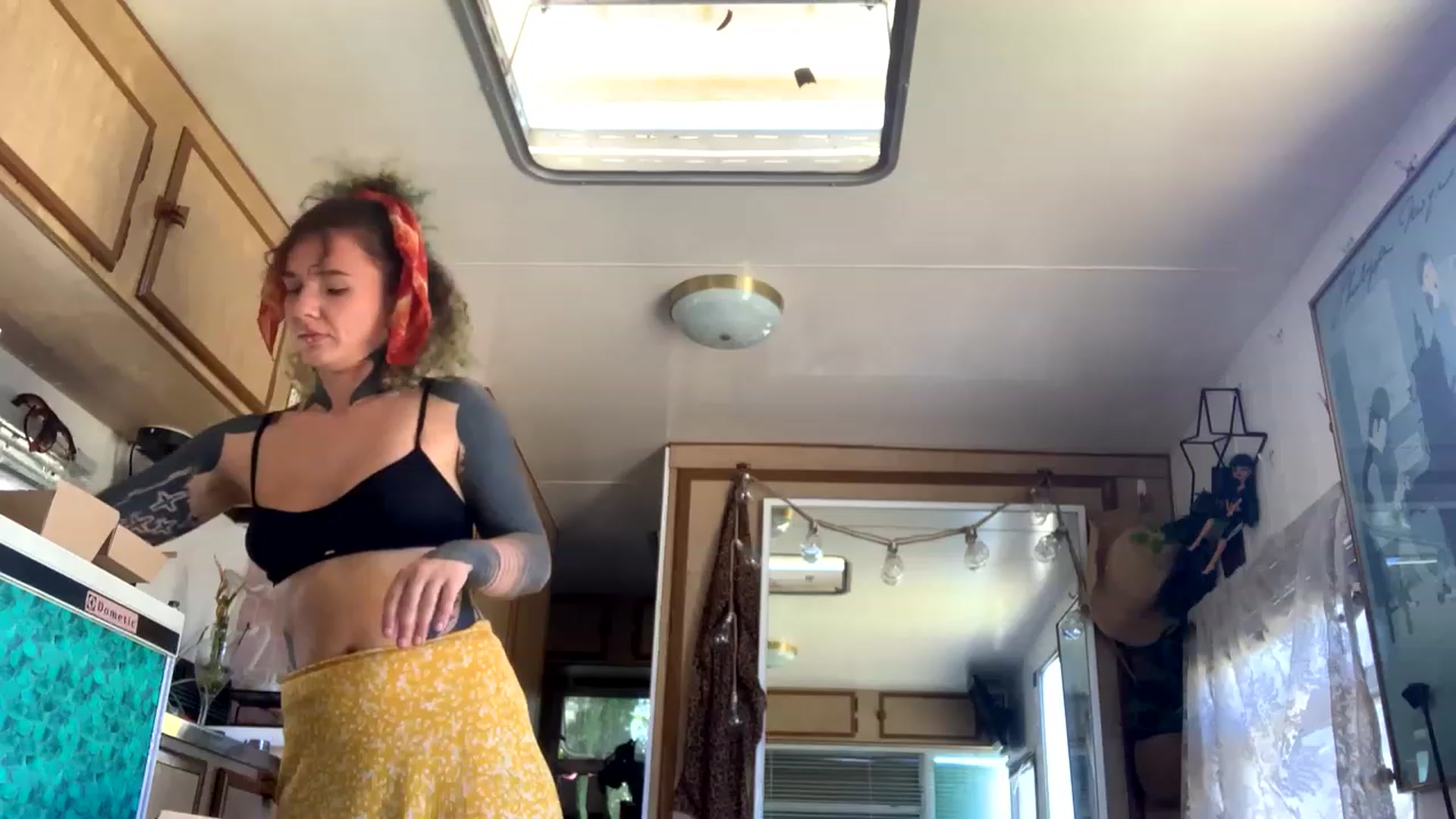 Gallery image thumbnail from Belen_O's myfreecams stream on, 12/27/2022, 24:29 image 9 of 20