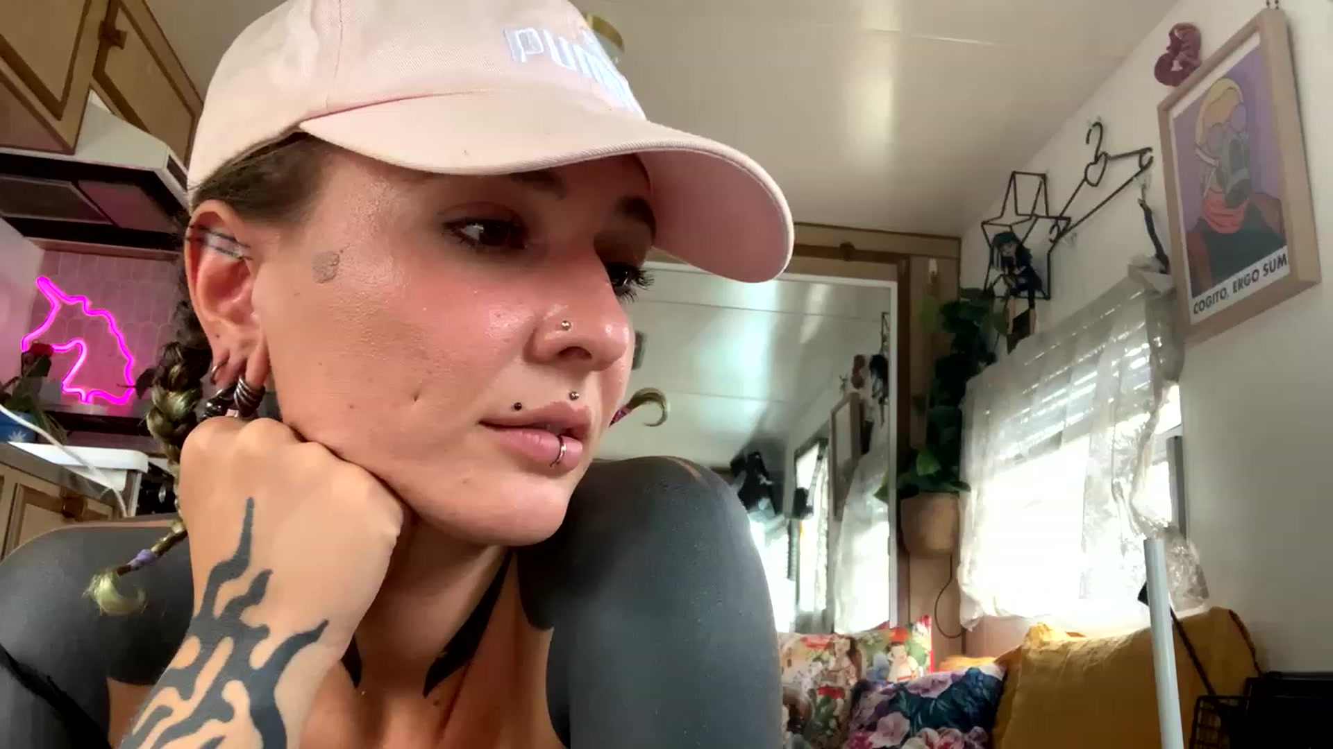 Gallery image thumbnail from Belen_O's myfreecams stream on, 12/28/2022, 07:06 image 10 of 20