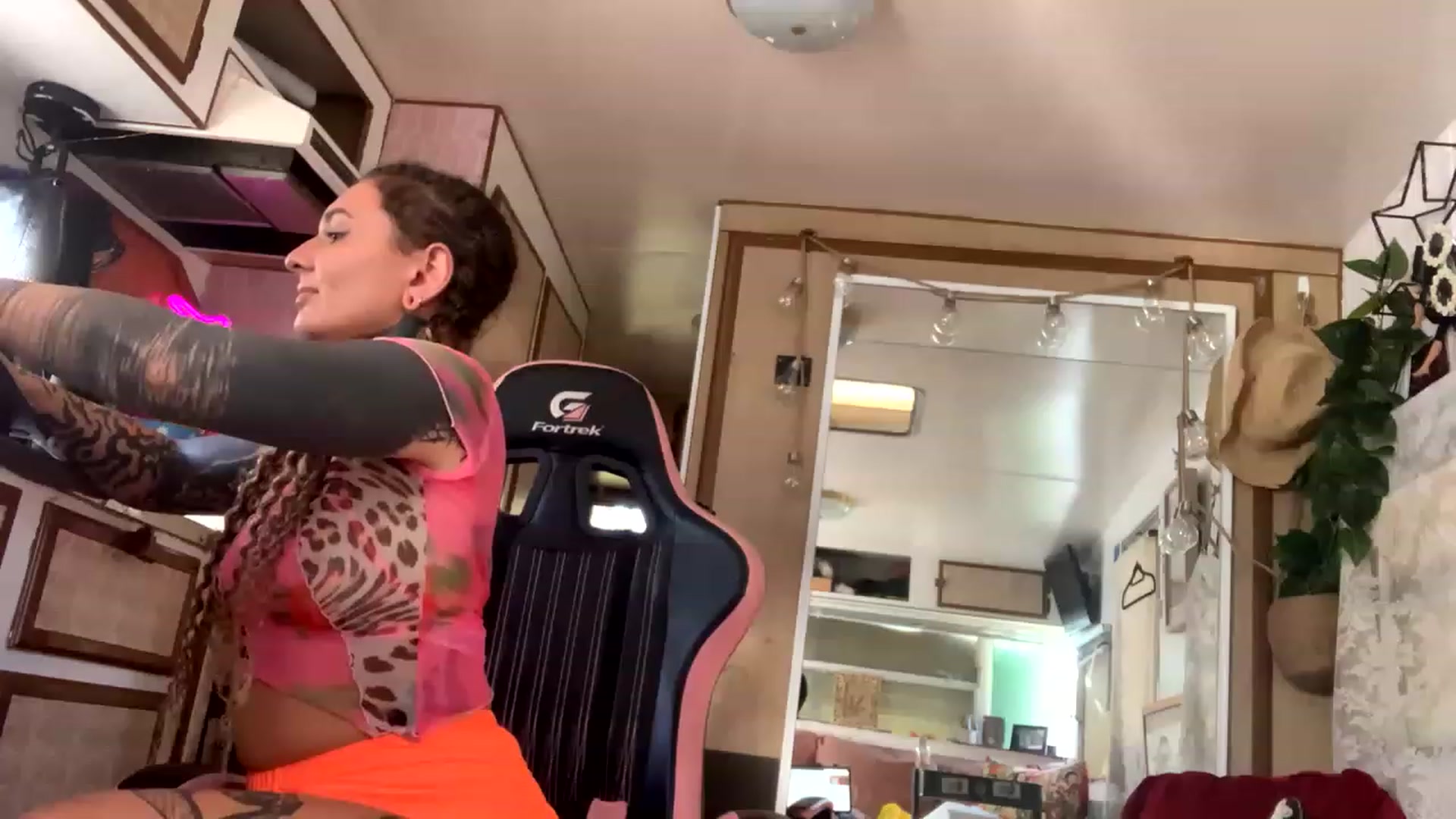Gallery image thumbnail from Belen_O's myfreecams stream on, 04/04/2023, 06:42 image 17 of 20