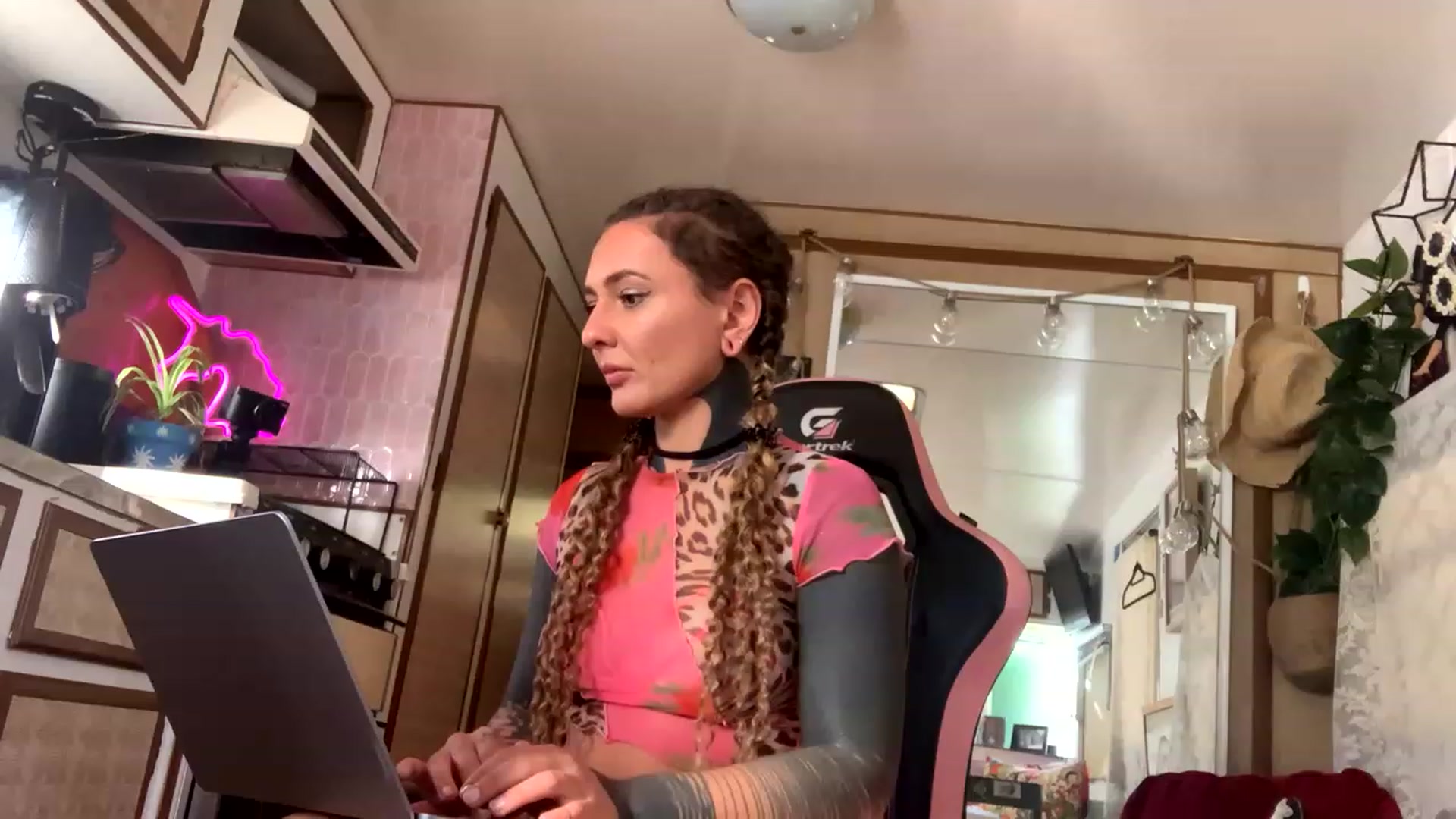 Gallery image thumbnail from Belen_O's myfreecams stream on, 04/04/2023, 06:42 image 16 of 20