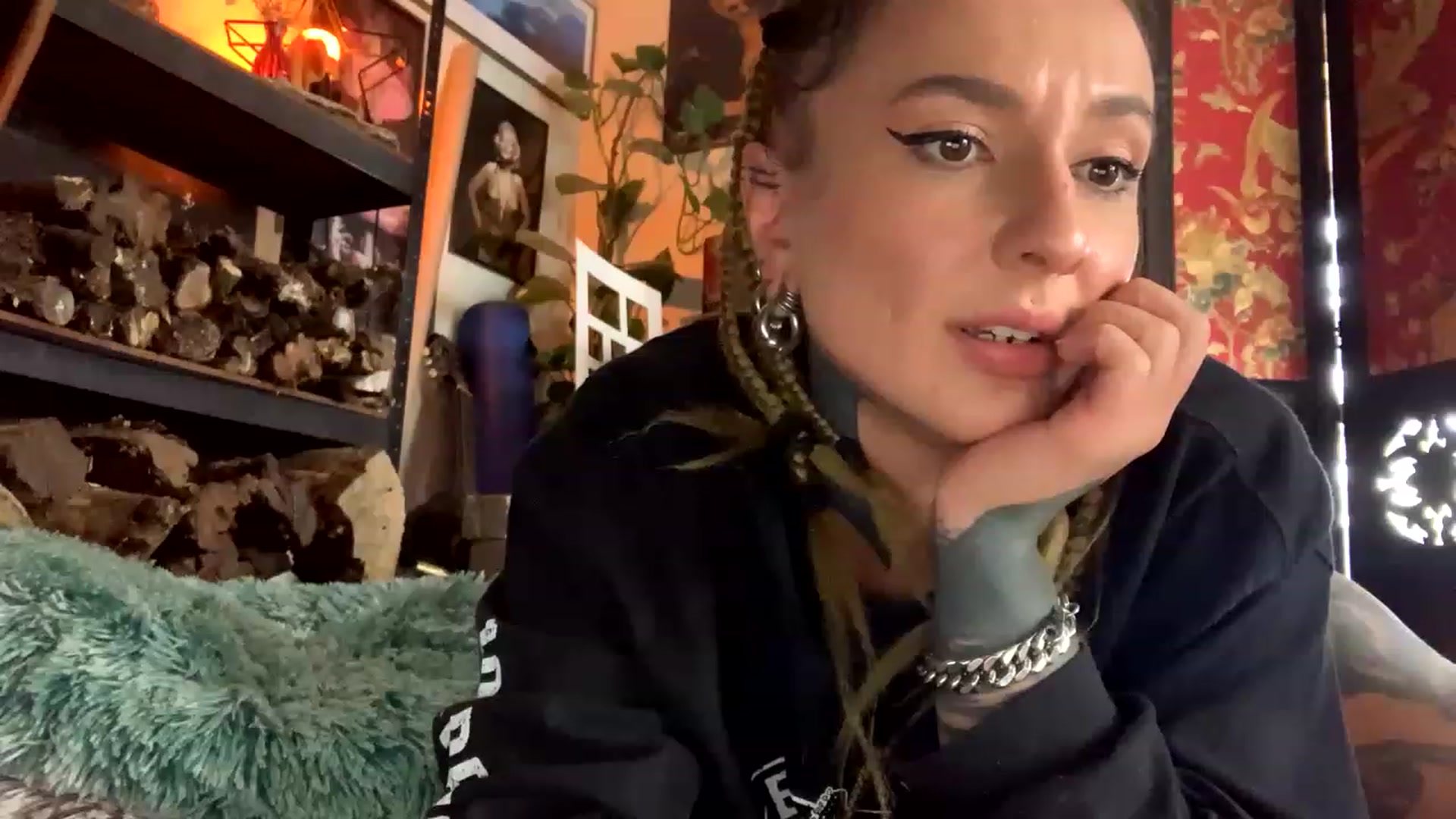 Gallery image thumbnail from Belen_O's myfreecams stream on, 05/17/2023, 04:53 image 2 of 20