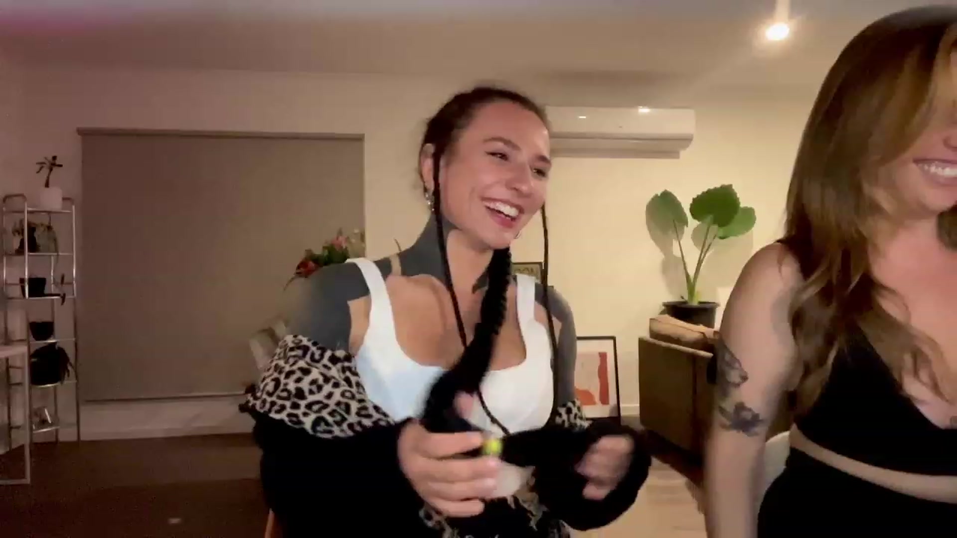 Gallery image thumbnail from Belen_O's myfreecams stream on, 08/11/2023, 10:52 image 11 of 20