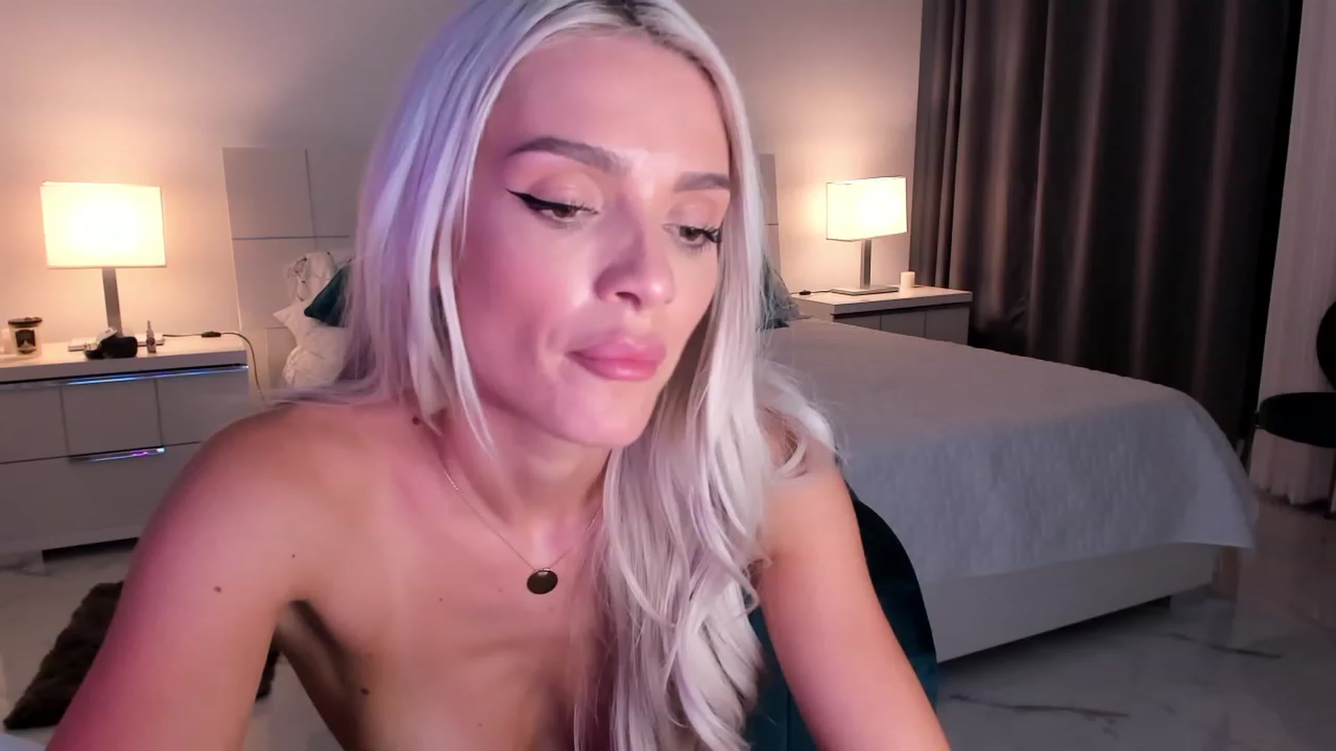 Gallery image thumbnail from Bell_kim's myfreecams stream on, 10/24/2023, 10:25 image 5 of 20