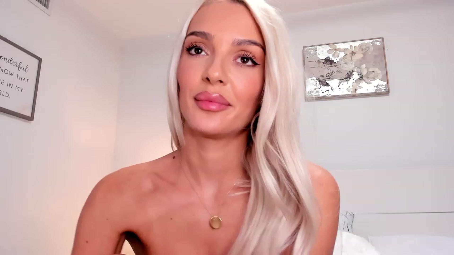 Gallery image thumbnail from Bell_kim's myfreecams stream on, 10/28/2023, 07:48 image 18 of 20