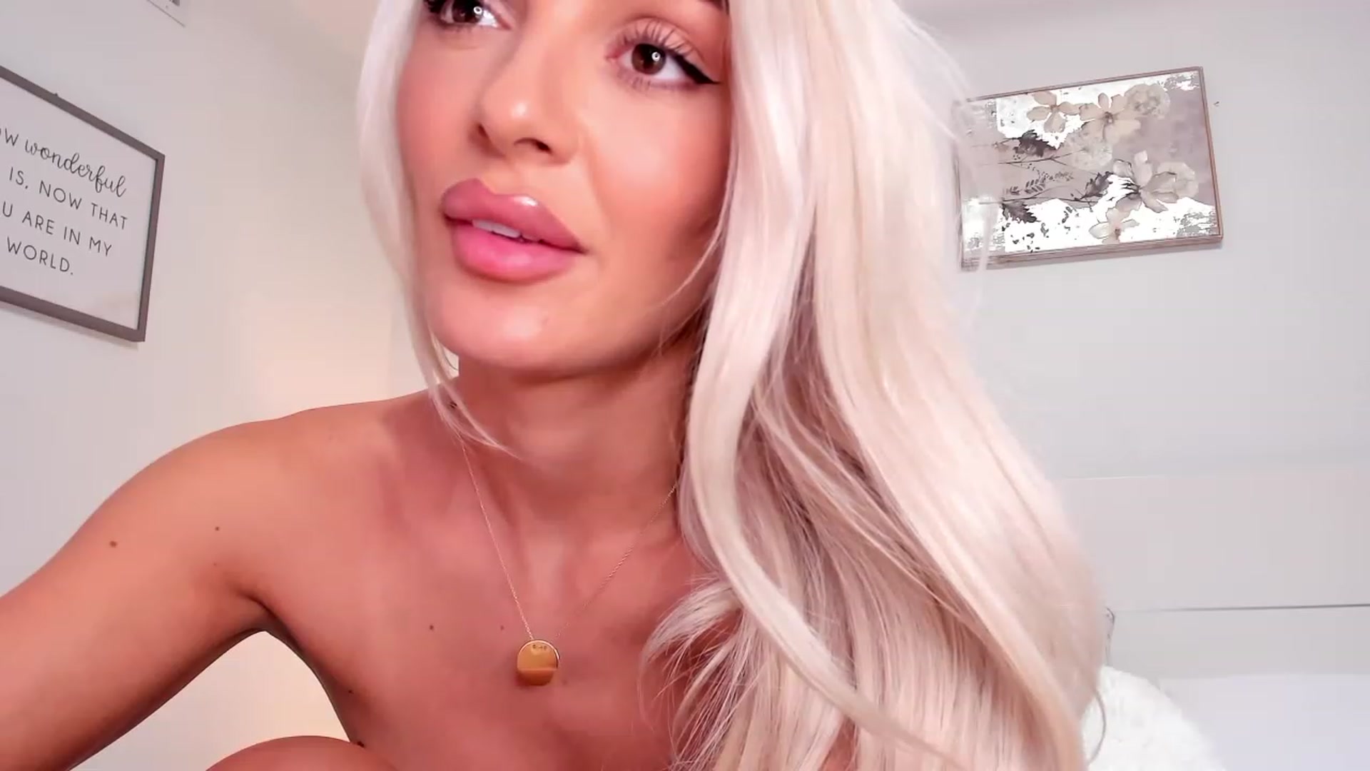 Gallery image thumbnail from Bell_kim's myfreecams stream on, 10/28/2023, 07:48 image 17 of 20