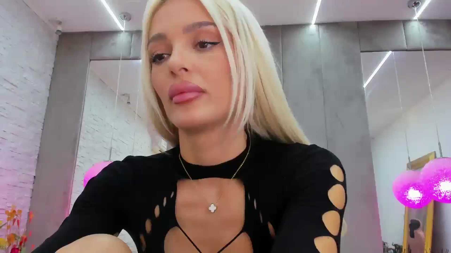 Gallery image thumbnail from Bell_kim's myfreecams stream on, 10/03/2024, 07:49 image 17 of 20