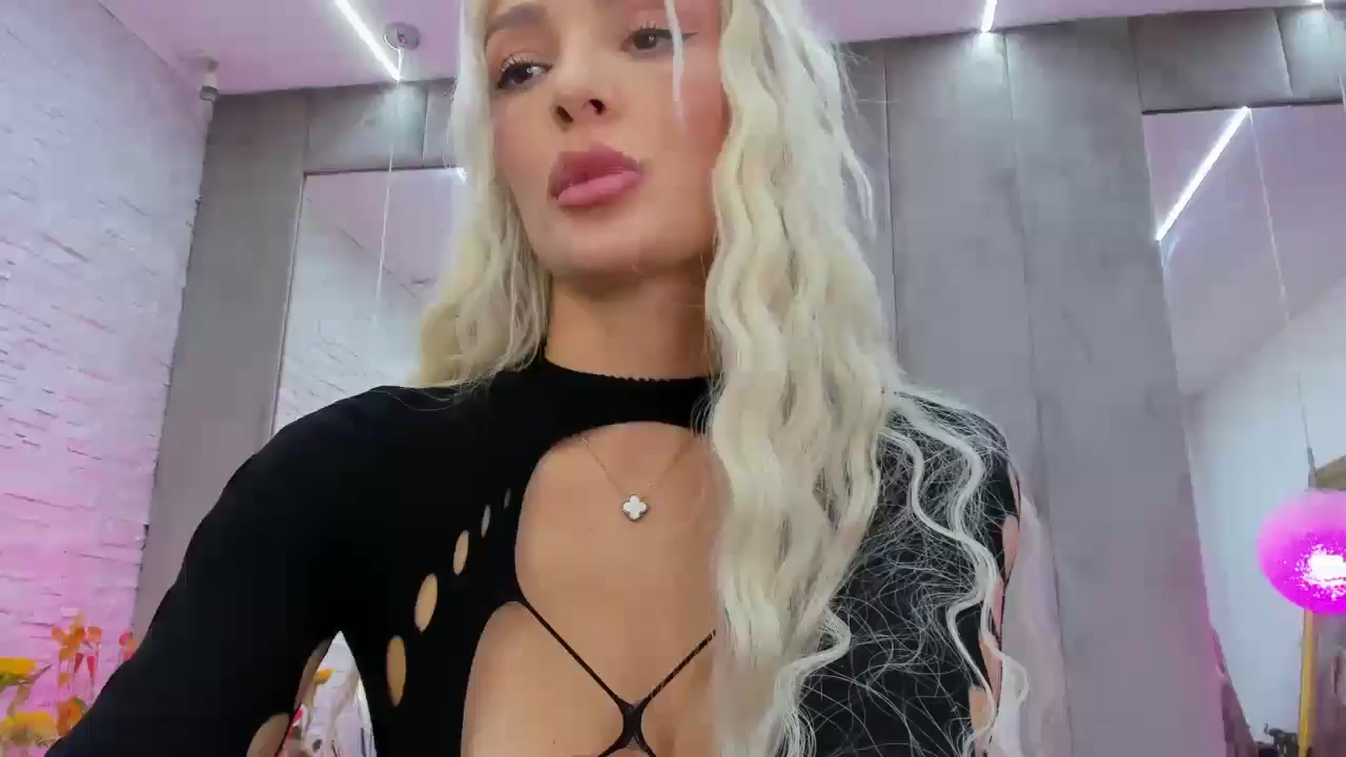 Gallery image thumbnail from Bell_kim's myfreecams stream on, 10/15/2024, 10:20 image 13 of 20