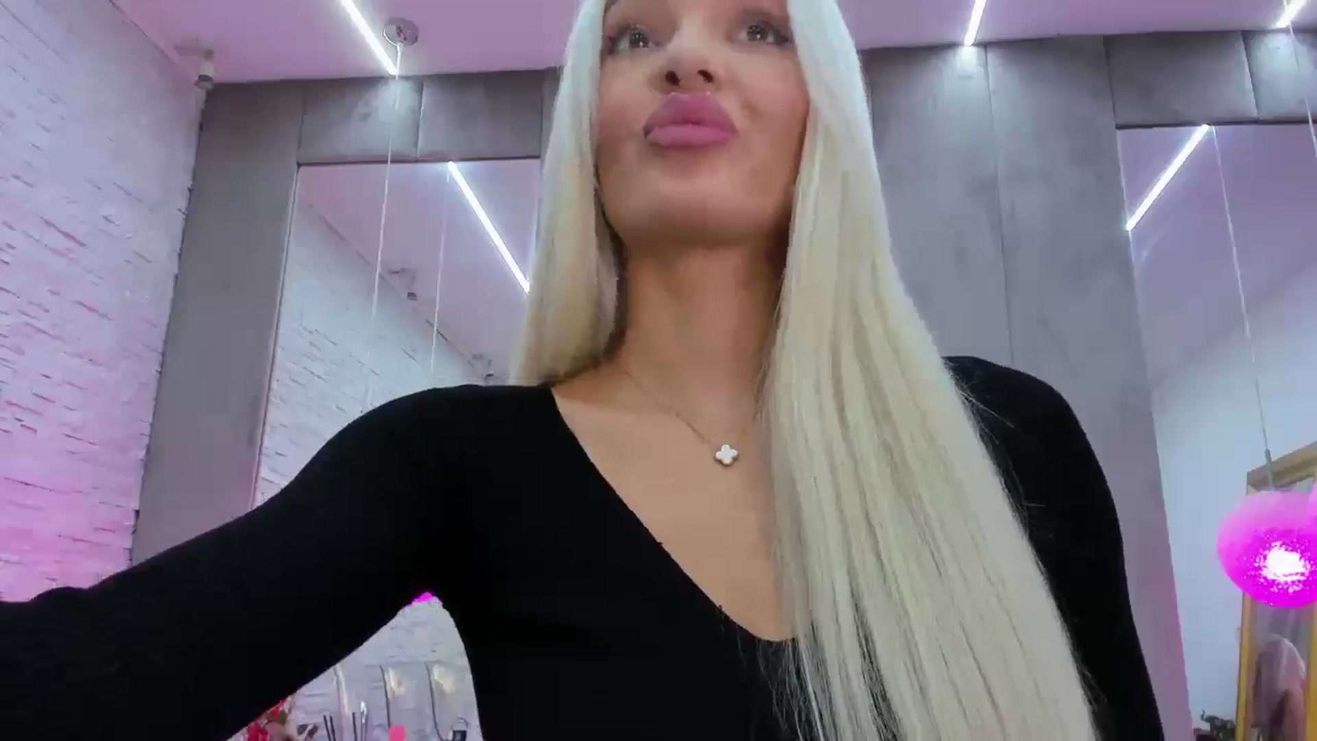 Gallery image thumbnail from Bell_kim's myfreecams stream on, 10/18/2024, 08:03 image 4 of 20