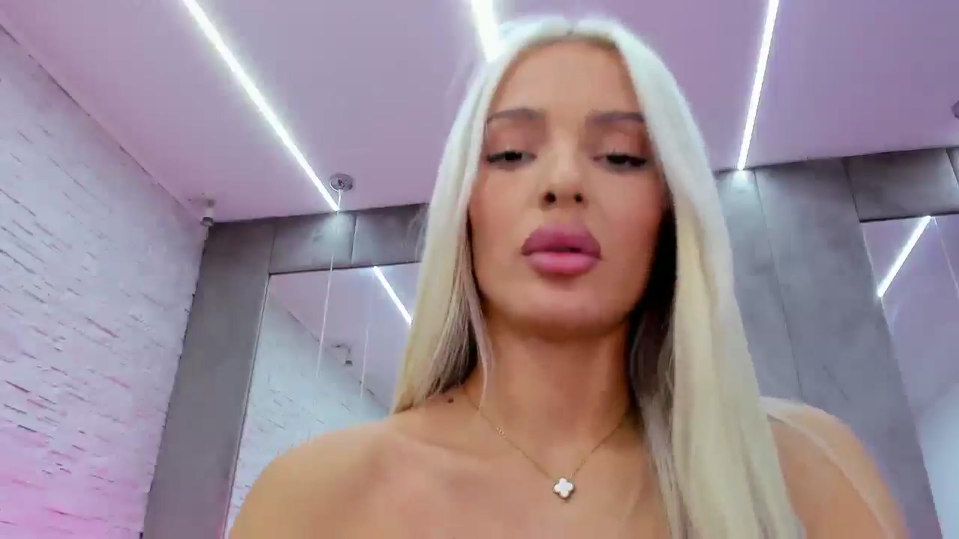 Gallery image thumbnail from Bell_kim's myfreecams stream on, 10/18/2024, 11:56 image 16 of 20