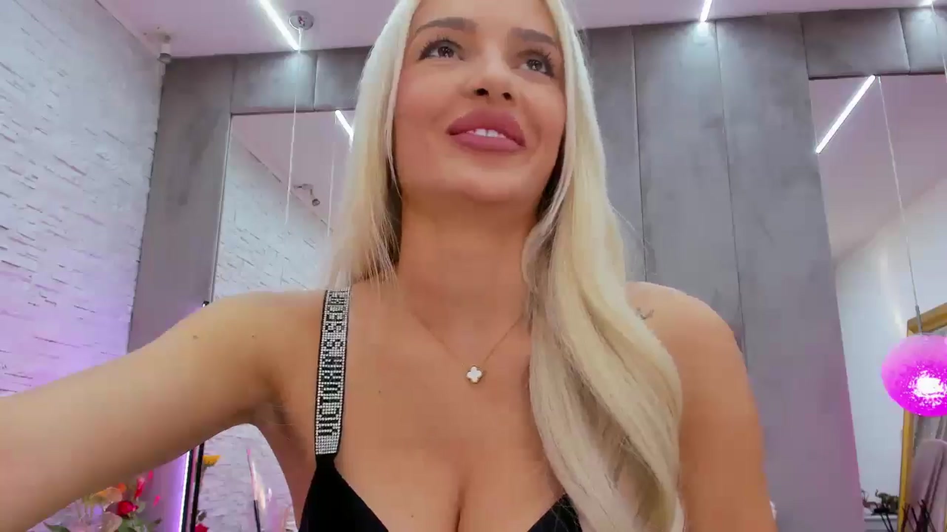 Gallery image thumbnail from Bell_kim's myfreecams stream on, 11/05/2024, 13:34 image 4 of 20