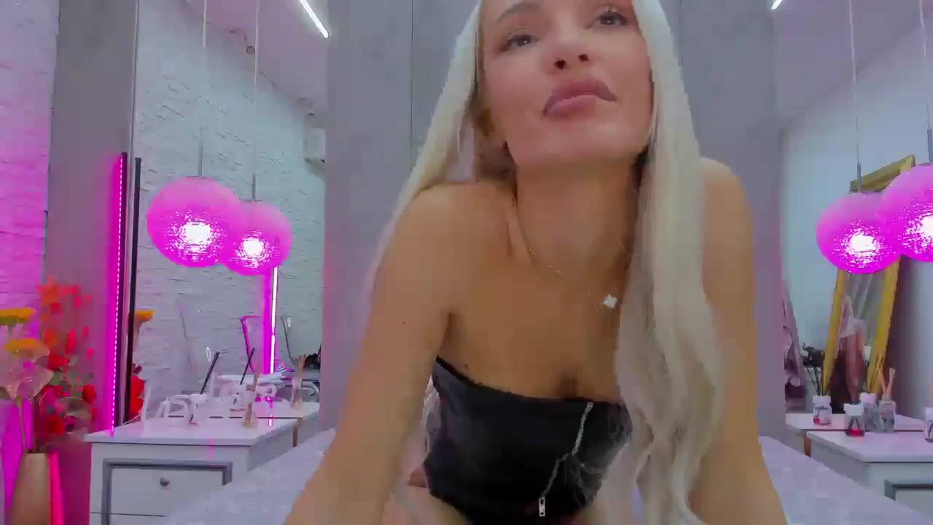 Gallery image thumbnail from Bell_kim's myfreecams stream on, 11/23/2024, 13:00 image 5 of 20