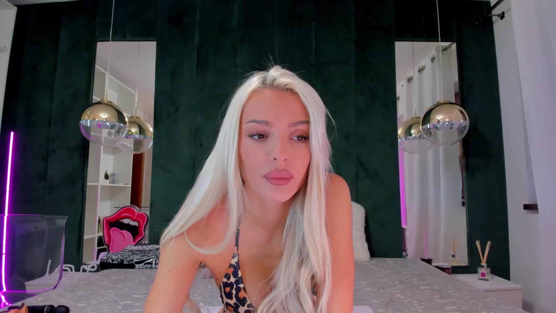 Gallery image thumbnail from Bell_kim's myfreecams stream on, 12/05/2024, 10:10 image 1 of 20
