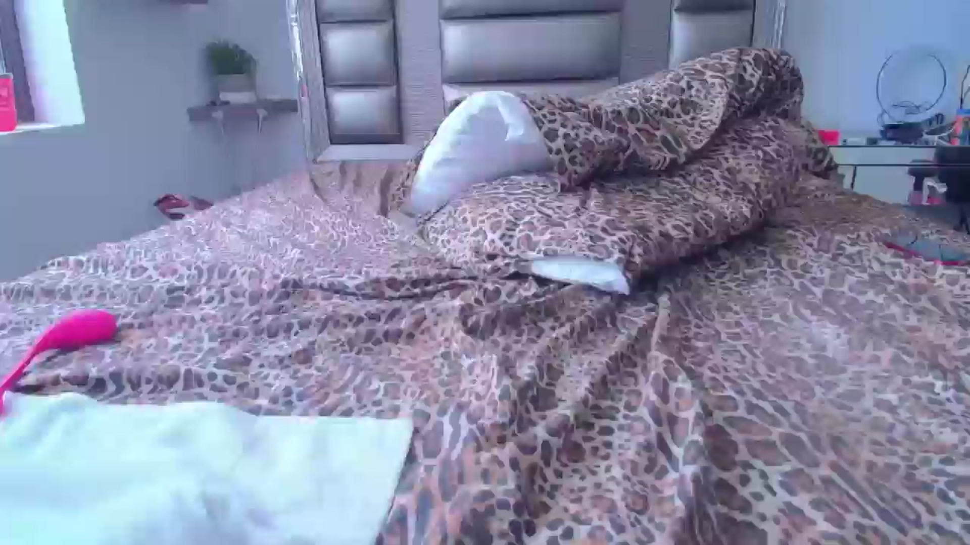 Gallery image thumbnail from Bell_kim's myfreecams stream on, 07/29/2025, 17:37 image 16 of 20