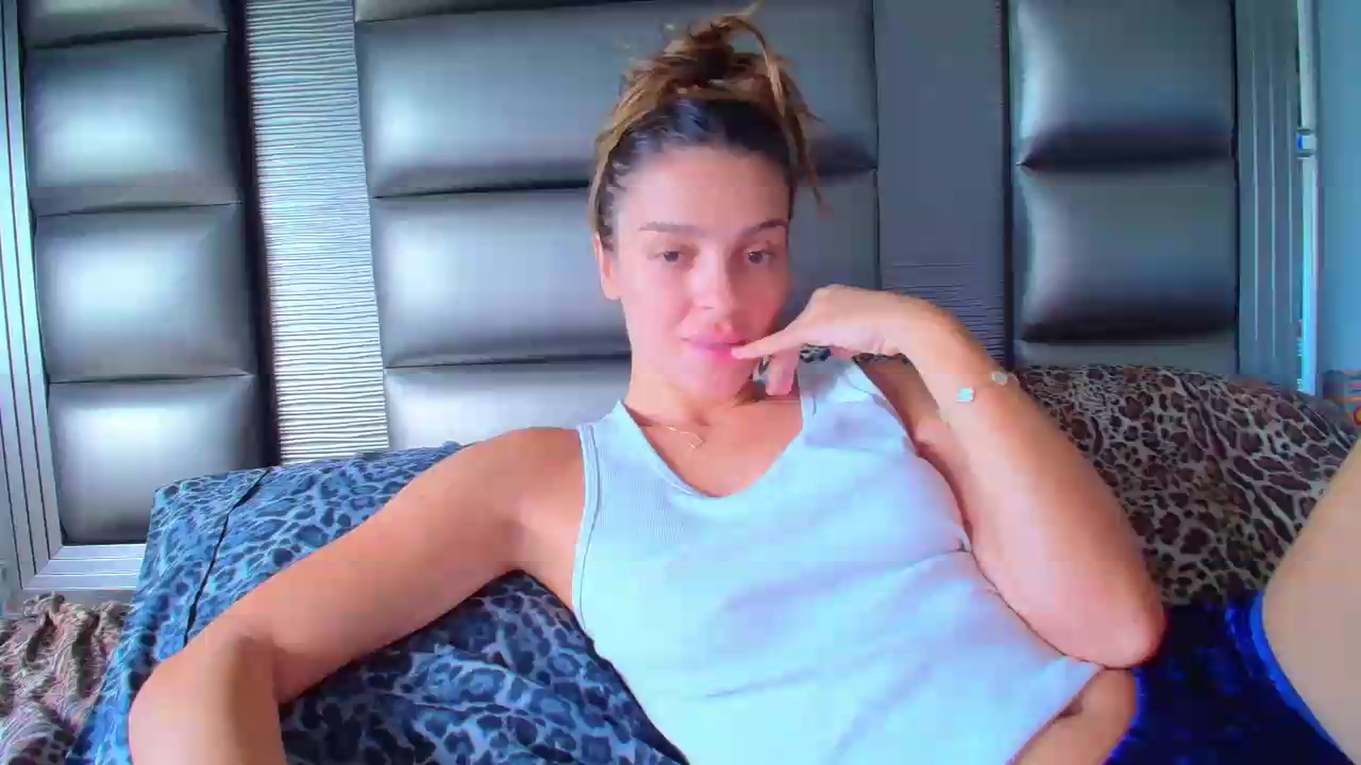 Gallery image thumbnail from Bell_kim's myfreecams stream on, 09/01/2026, 14:47 image 1 of 20