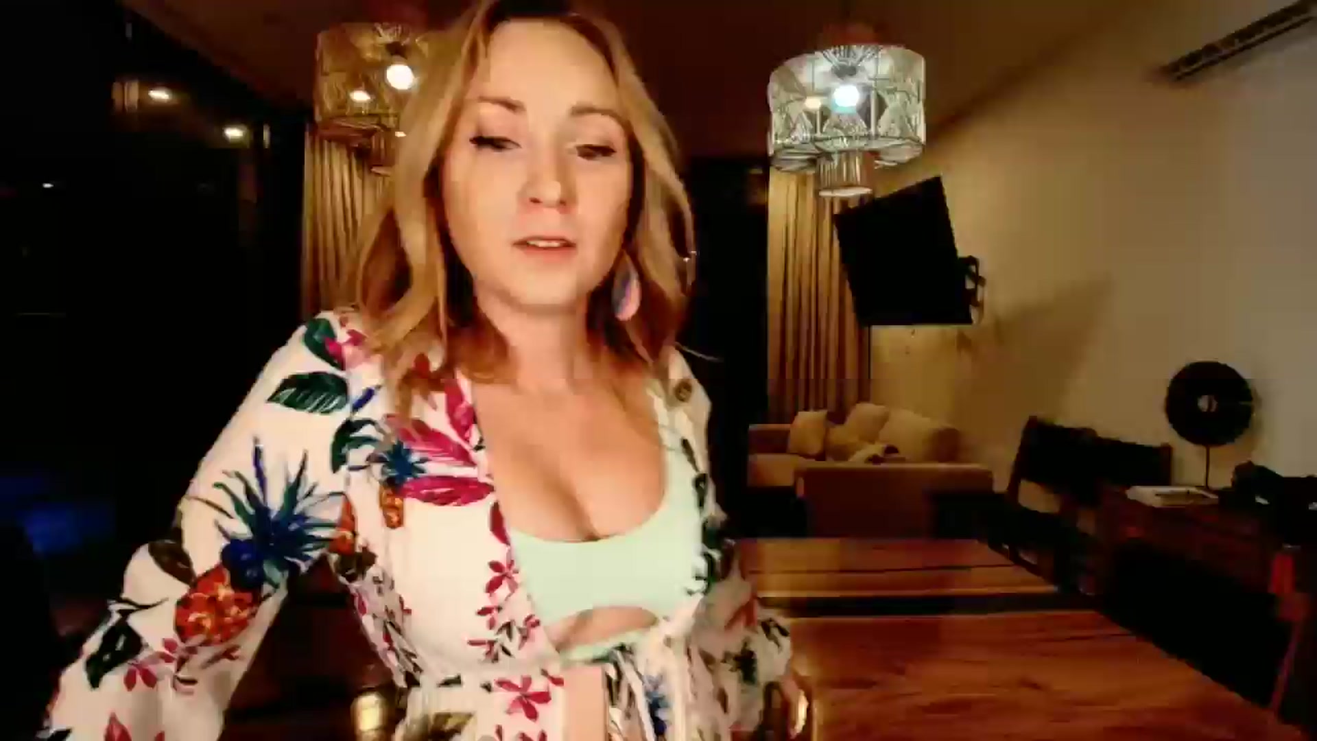 Gallery image thumbnail from BellaAndersin's myfreecams stream on, 05/18/2025, 04:32 image 6 of 20