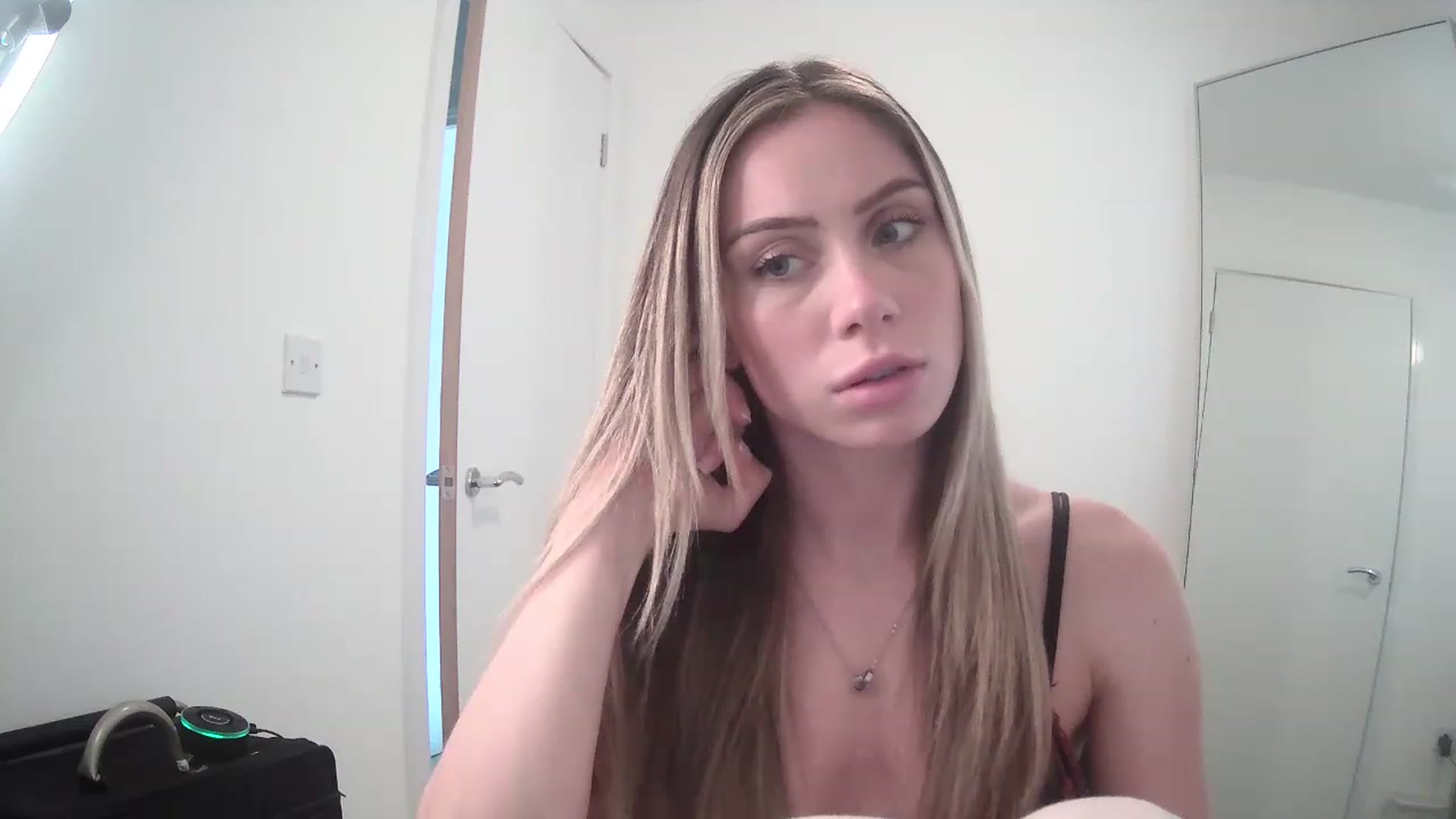 Gallery image thumbnail from BellaB_'s myfreecams stream on, 04/06/2023, 14:36 image 17 of 20