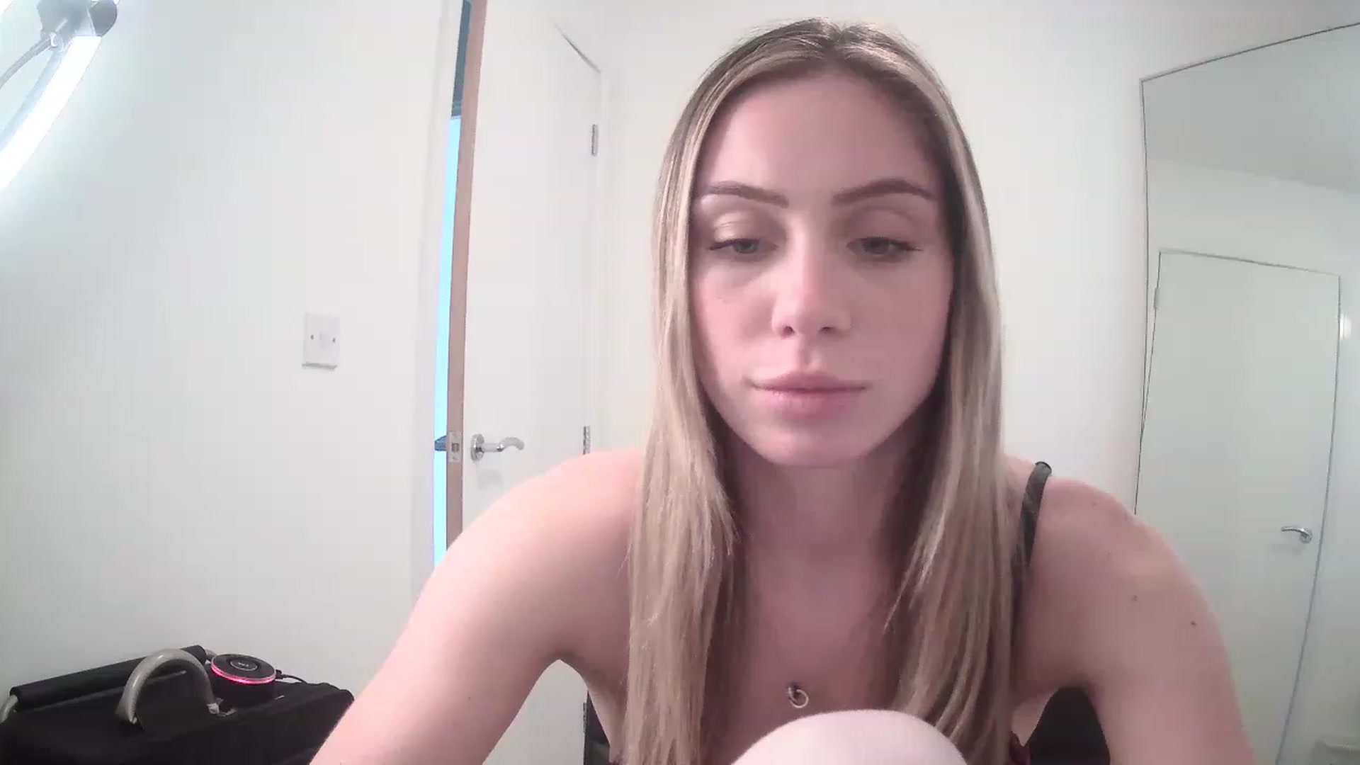 Gallery image thumbnail from BellaB_'s myfreecams stream on, 04/06/2023, 14:36 image 15 of 20