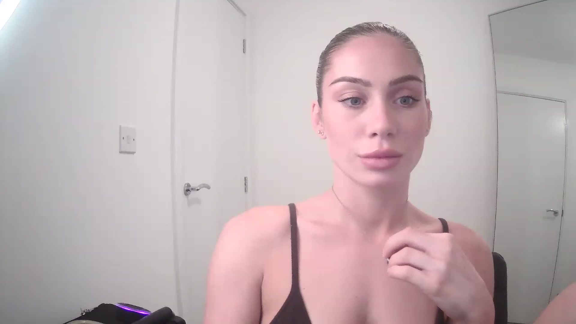 Gallery image thumbnail from BellaB_'s myfreecams stream on, 04/10/2023, 11:51 image 2 of 20