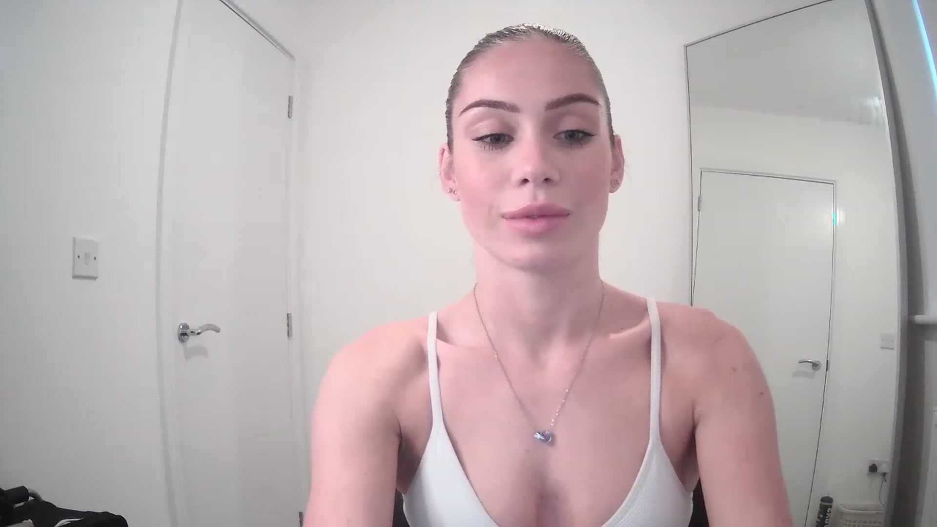Gallery image thumbnail from BellaB_'s myfreecams stream on, 04/12/2023, 10:31 image 6 of 20