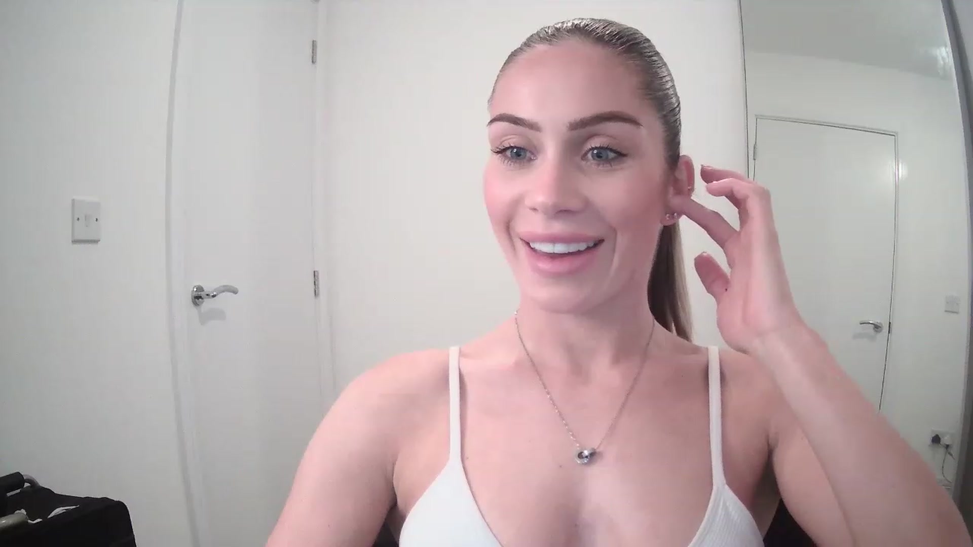Gallery image thumbnail from BellaB_'s myfreecams stream on, 04/12/2023, 10:31 image 17 of 20