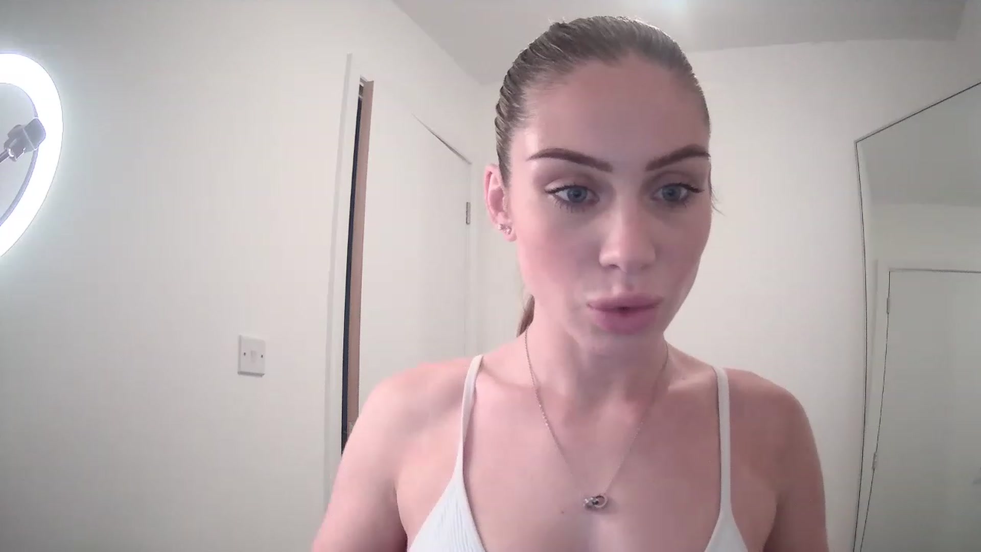 Gallery image thumbnail from BellaB_'s myfreecams stream on, 04/12/2023, 11:29 image 5 of 20
