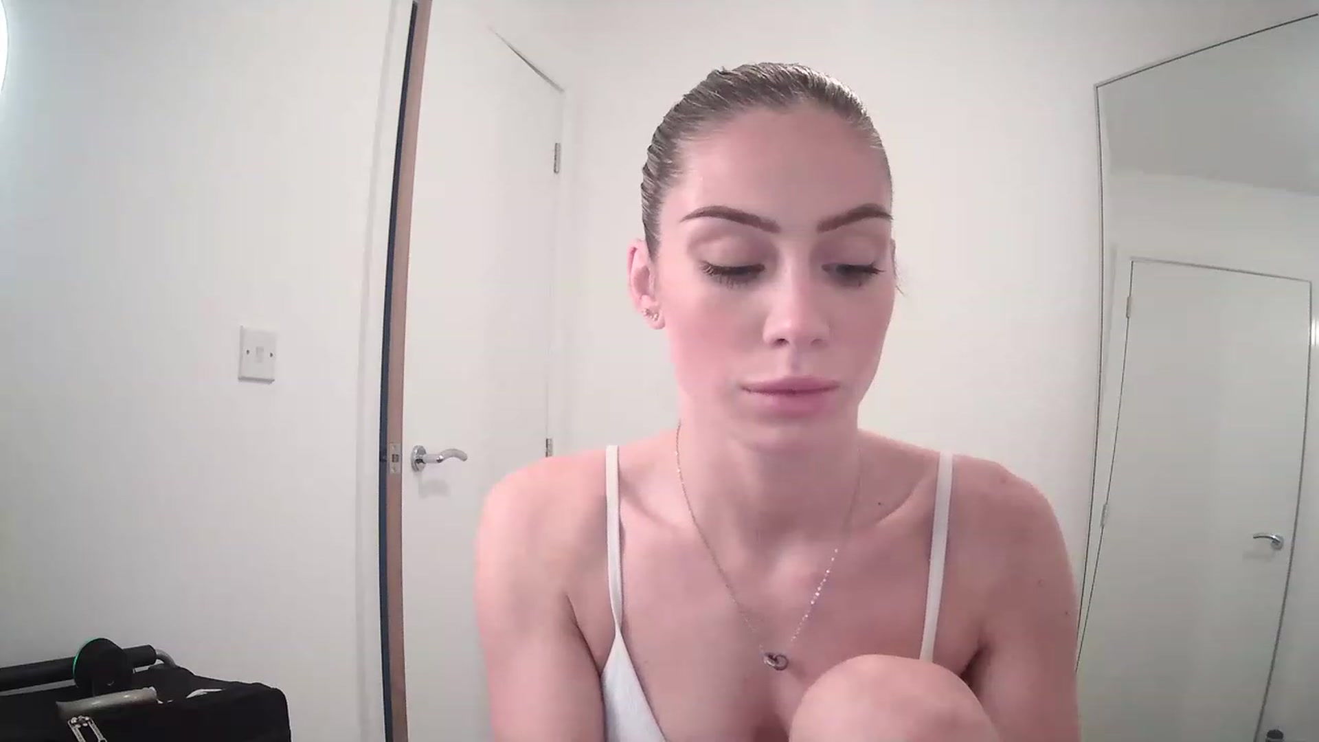 Gallery image thumbnail from BellaB_'s myfreecams stream on, 04/12/2023, 11:29 image 11 of 20