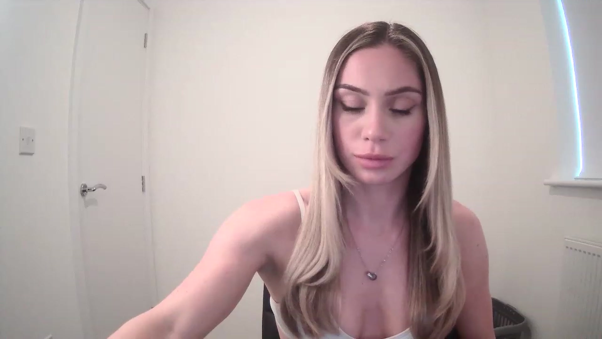 Gallery image thumbnail from BellaB_'s myfreecams stream on, 04/24/2023, 12:37 image 15 of 20