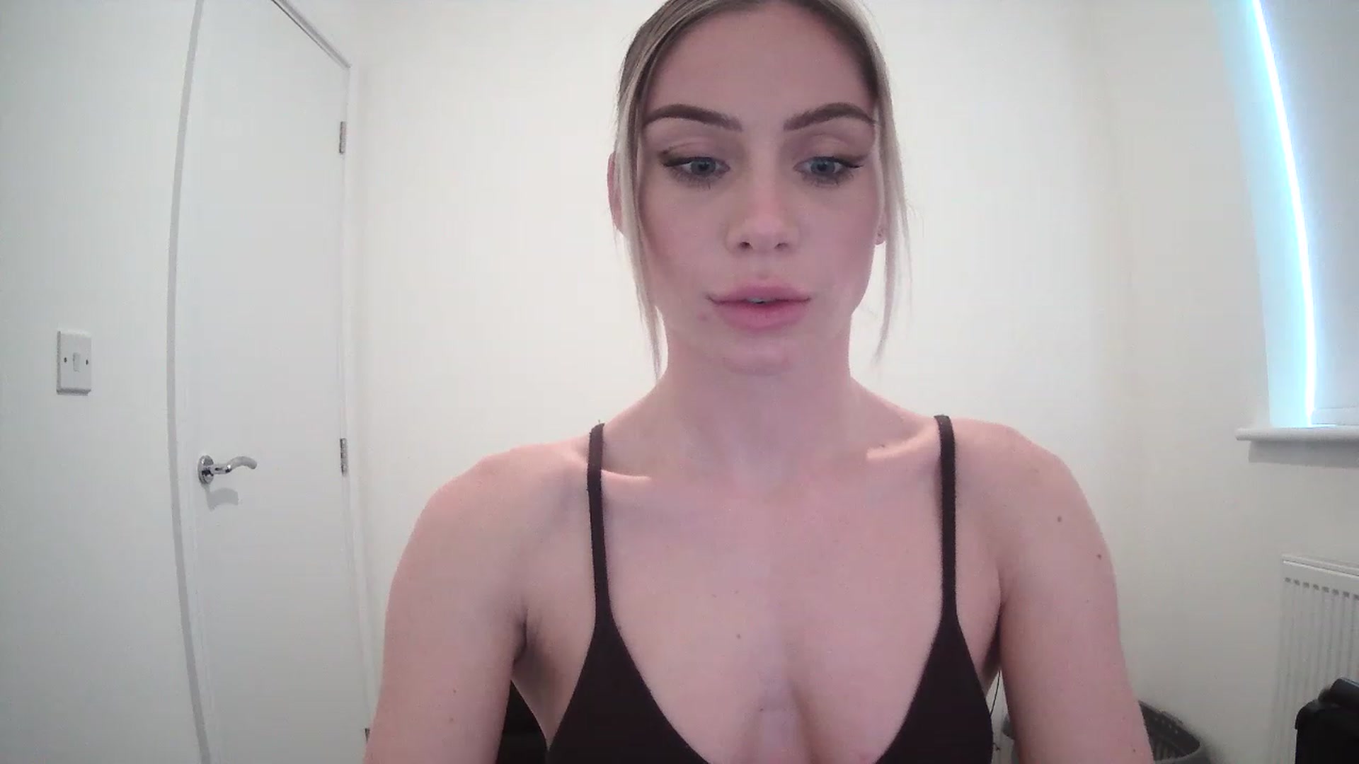 Gallery image thumbnail from BellaB_'s myfreecams stream on, 04/26/2023, 12:08 image 10 of 20